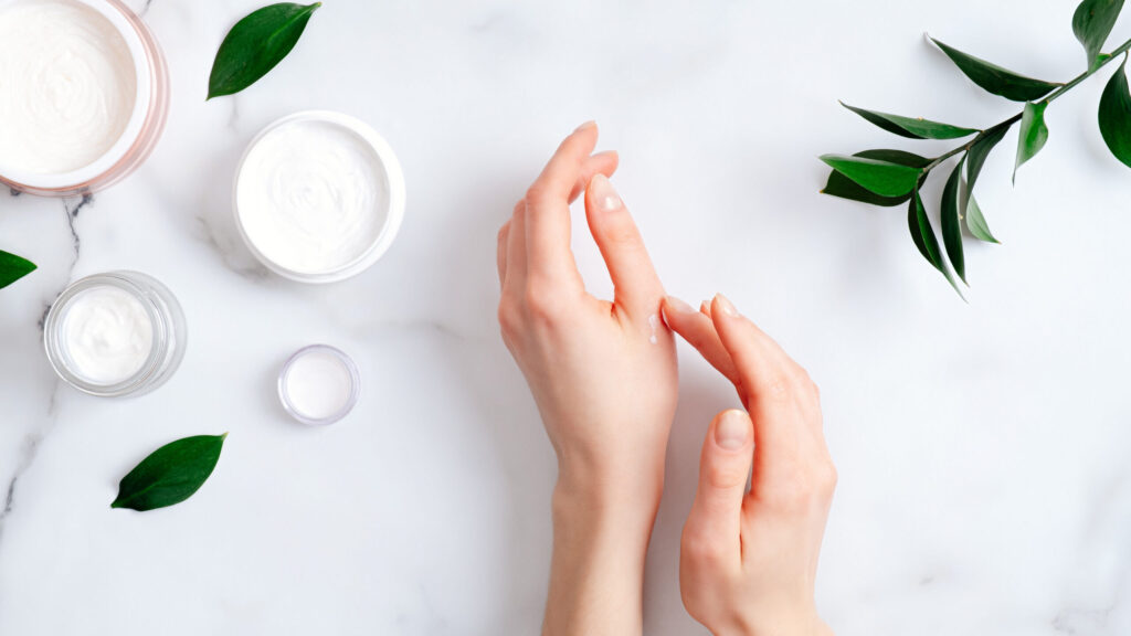 Zadbaj o swoje dłonie - jakich kosmetyków używać?